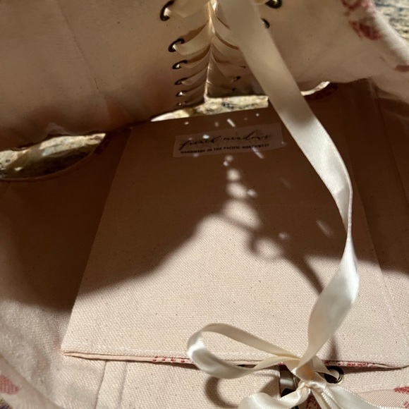 Gorgeous custom made French Meadows Regency Corset in Dusty Pink - Picture 7 of 9